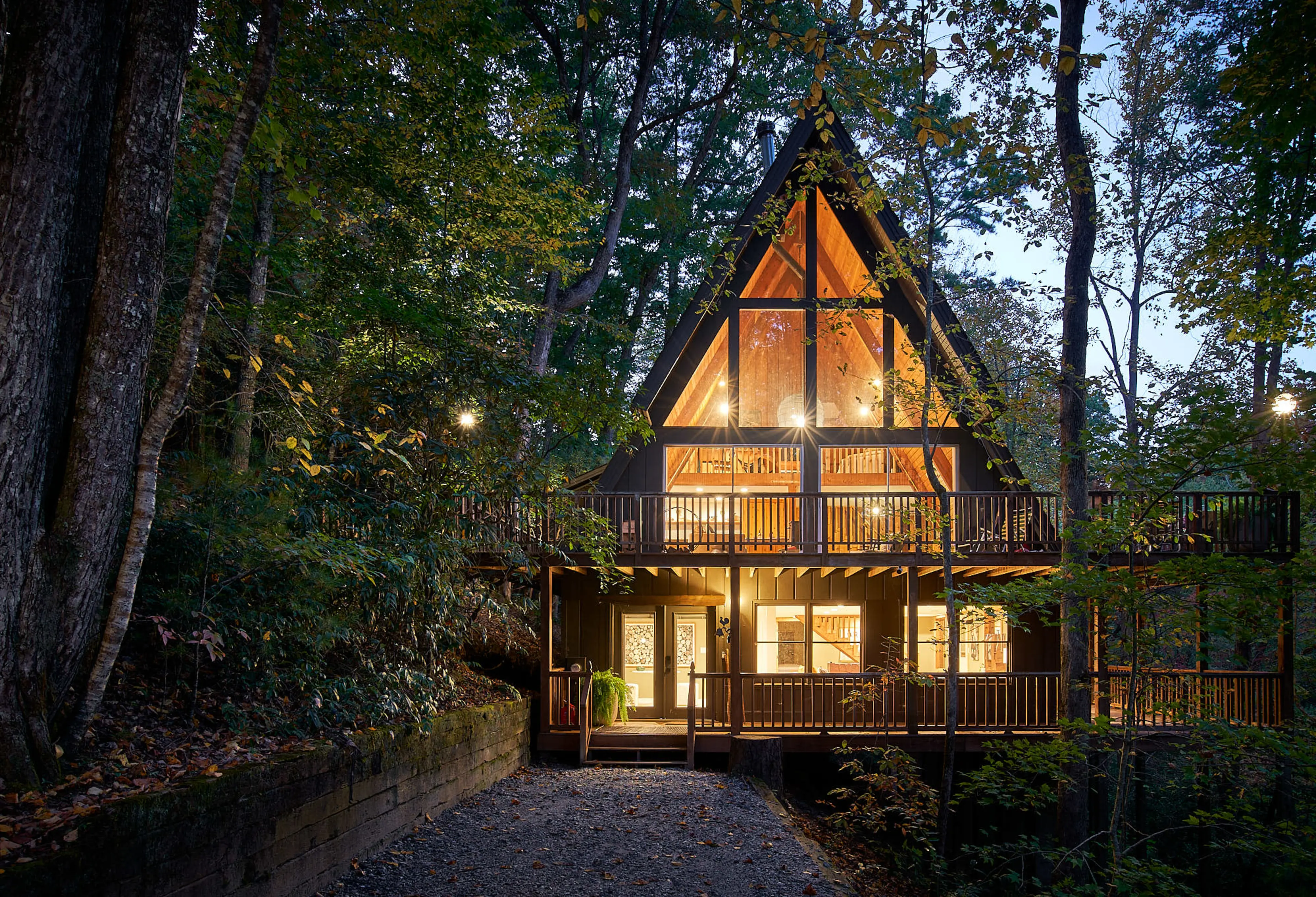 Spoljašnjost glamping kućice u sumrak